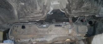 Бензобак на Лада Калина Универсал под днищем автомобиля