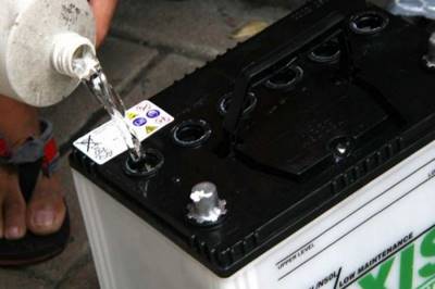 Чем опасна доливка обычной воды в аккумулятор машины?