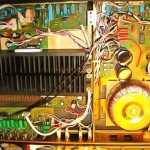 Фонят колонки в машине при заведенном двигателе